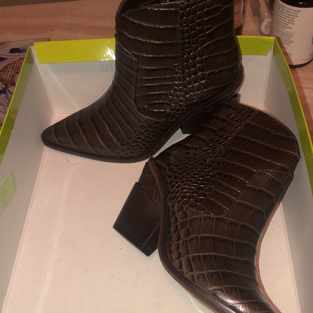 NWT Gianni Bono Maelyie booties